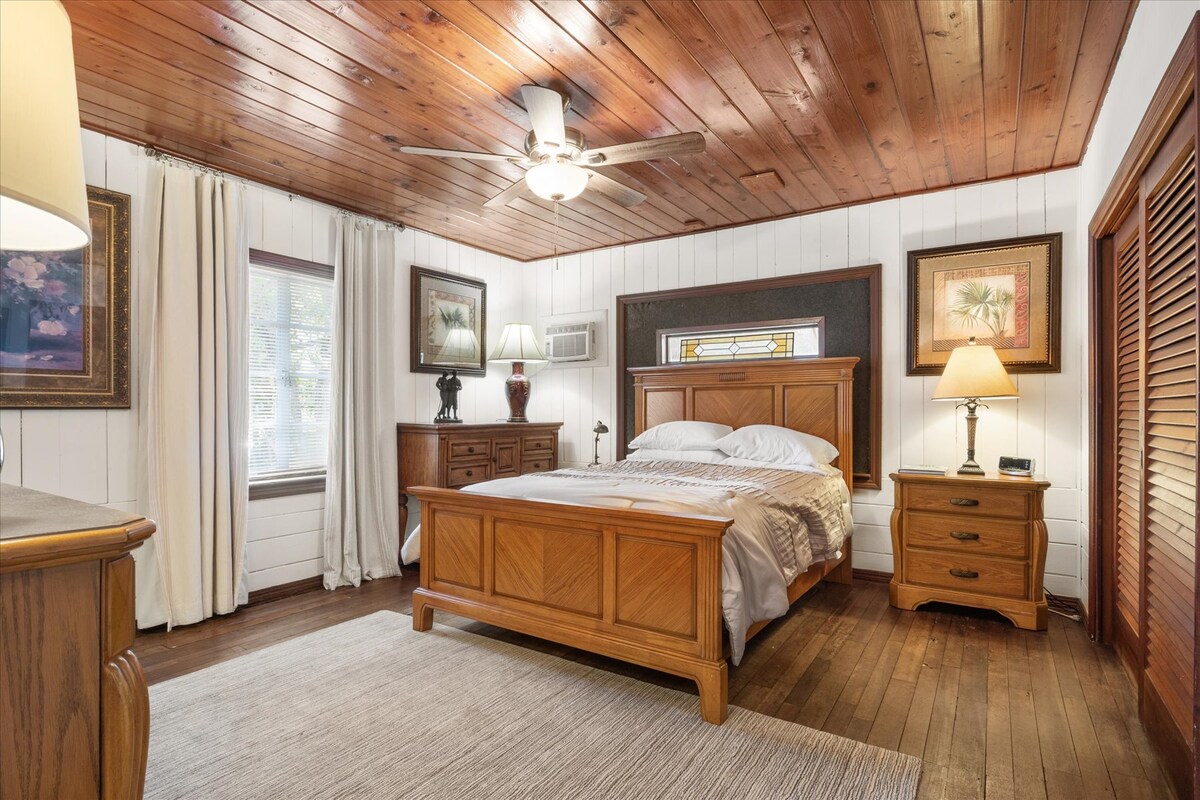 Druga spavaća soba nudi miran pogled na dvorište i sadrži bračni krevet, ormar obložen cedrom, dvije komode i naslonjač. Za večernju zabavu uživajte u Roku TV-u s pristupom svojim omiljenim emisijama i filmovima.