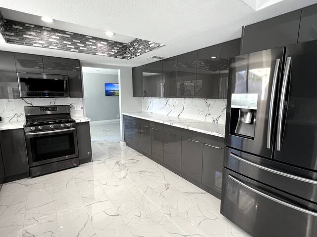 Captivating Modern Home w/ Pool + Jacuzzi + Gym gallery image 3