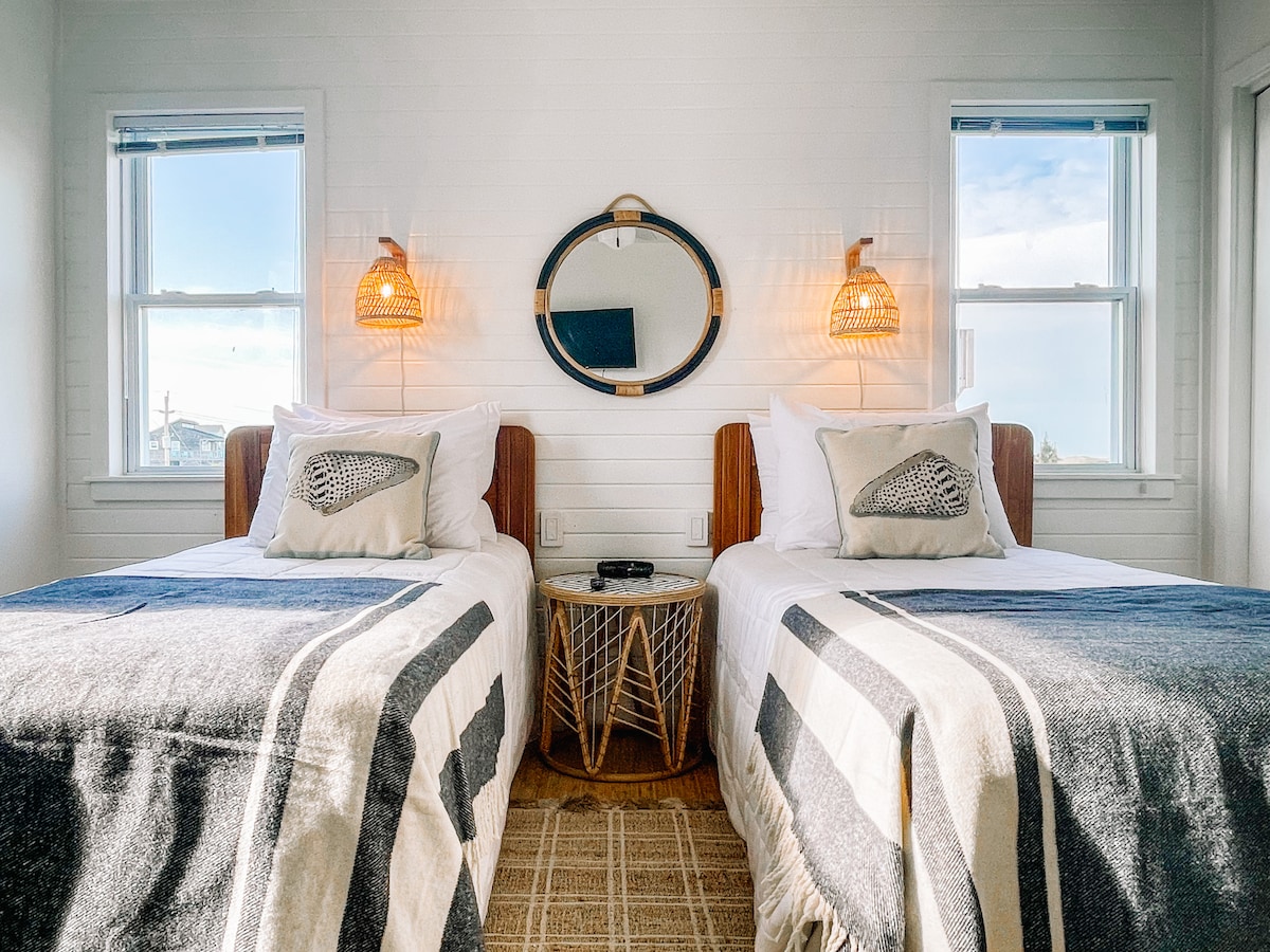 Guestroom with two twin beds and private reading nook.