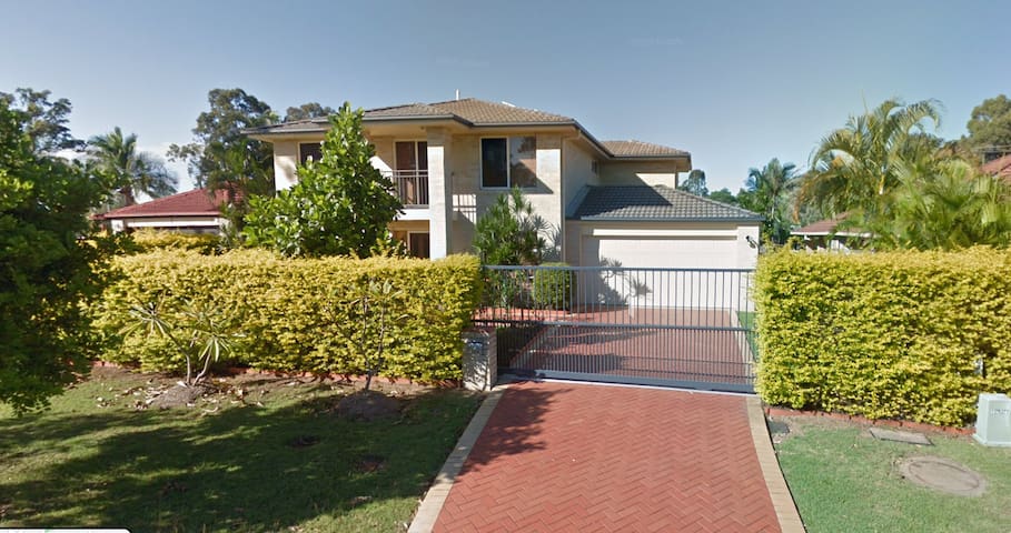 Cosy, green home in Forest Lake