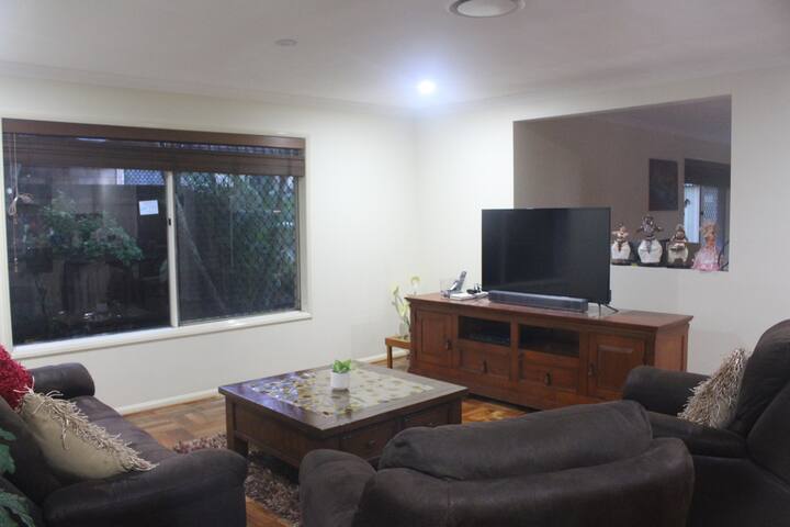 Cosy, green home in Forest Lake gallery image 3