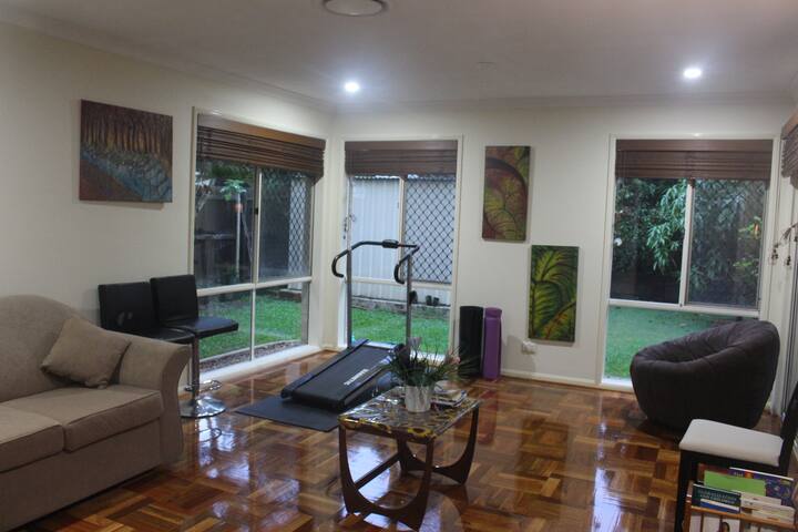 Cosy, green home in Forest Lake gallery image 4