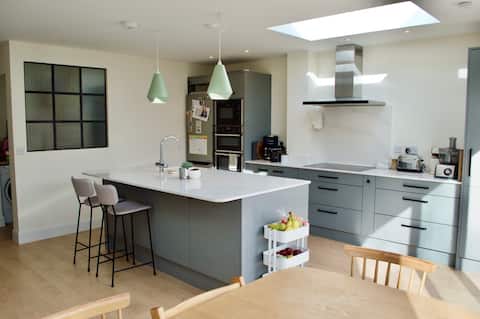 Welcoming family home for city, sea, country