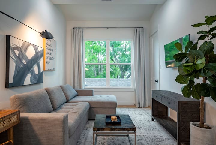 סלון שני למעלה עם ספה מקטעית מסעיף, טלוויזיה ותחנת עבודה/לימוד ייעודית 