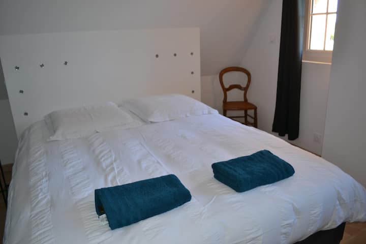 Ზემოთ ოთახი ორადგილიანი საწოლით და 1 ერთადგილიანი საწოლით