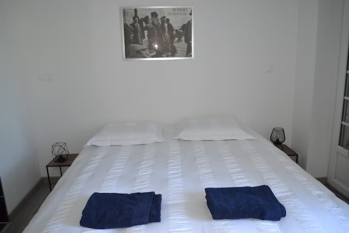 პირველი სართულის საძინებელი საშხაპით