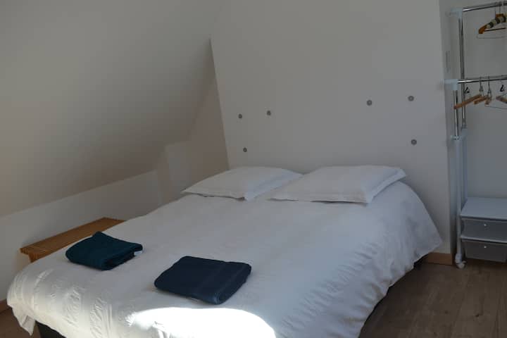 Ზემოთ ოთახი ორადგილიანი საწოლით  და 1 ერთადგილიანი საწოლით