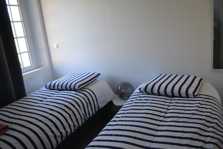 პირველი სართულის ოთახი 2 ერთადგილიანი საწოლითა და საშხაპით