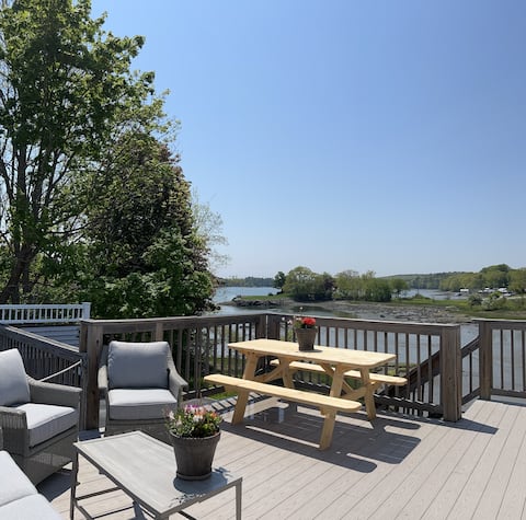 Totally renovated 2 bedroom Midcoast Condo