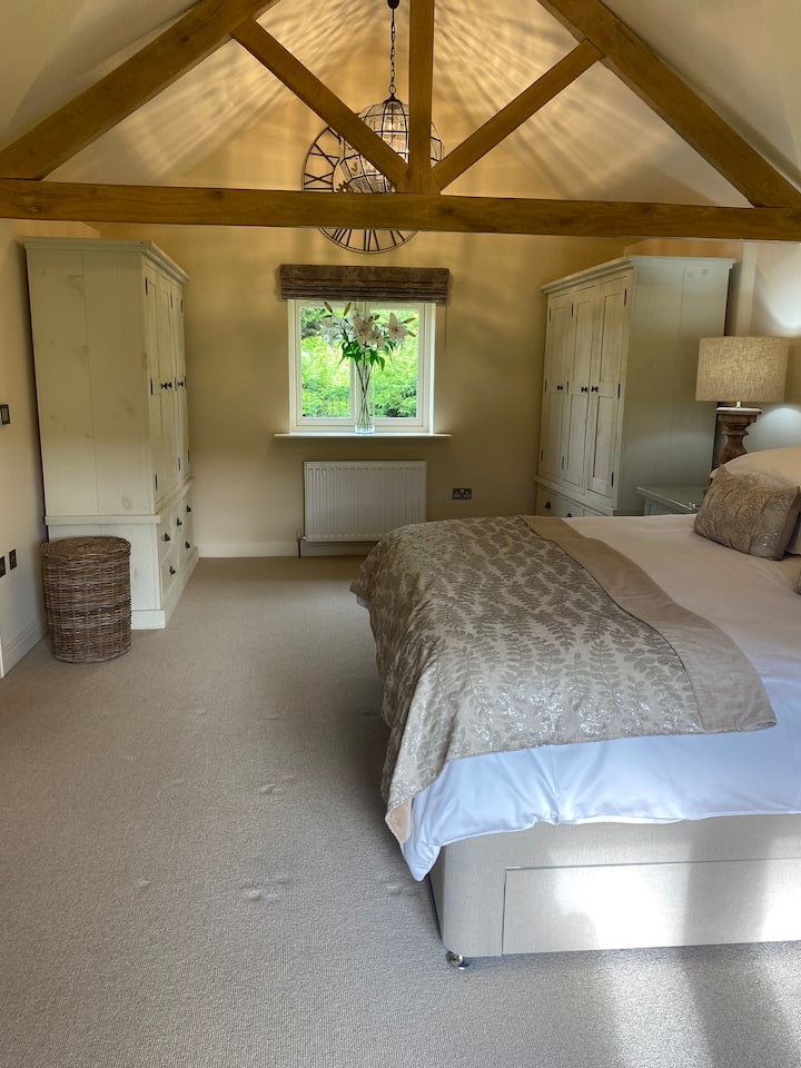 Dhomë gjumi kryesore me hapësirë të bollshme në gardërobë për qëndrime të zgjatura