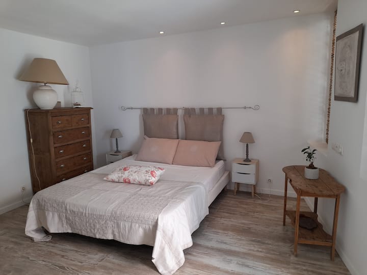 Spálňa na prízemí s priamym prístupom do vnútorného dvora 