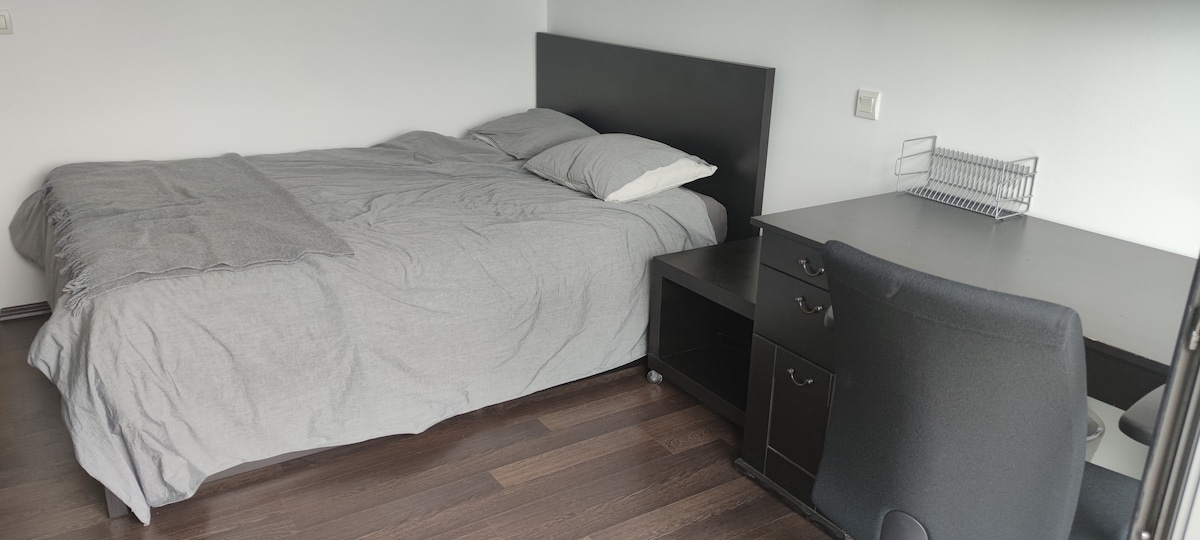 Dvojlôžková spálňa so stolom a šatníkom. 
Z tejto izby máte prístup na terasu v zadnej časti. 