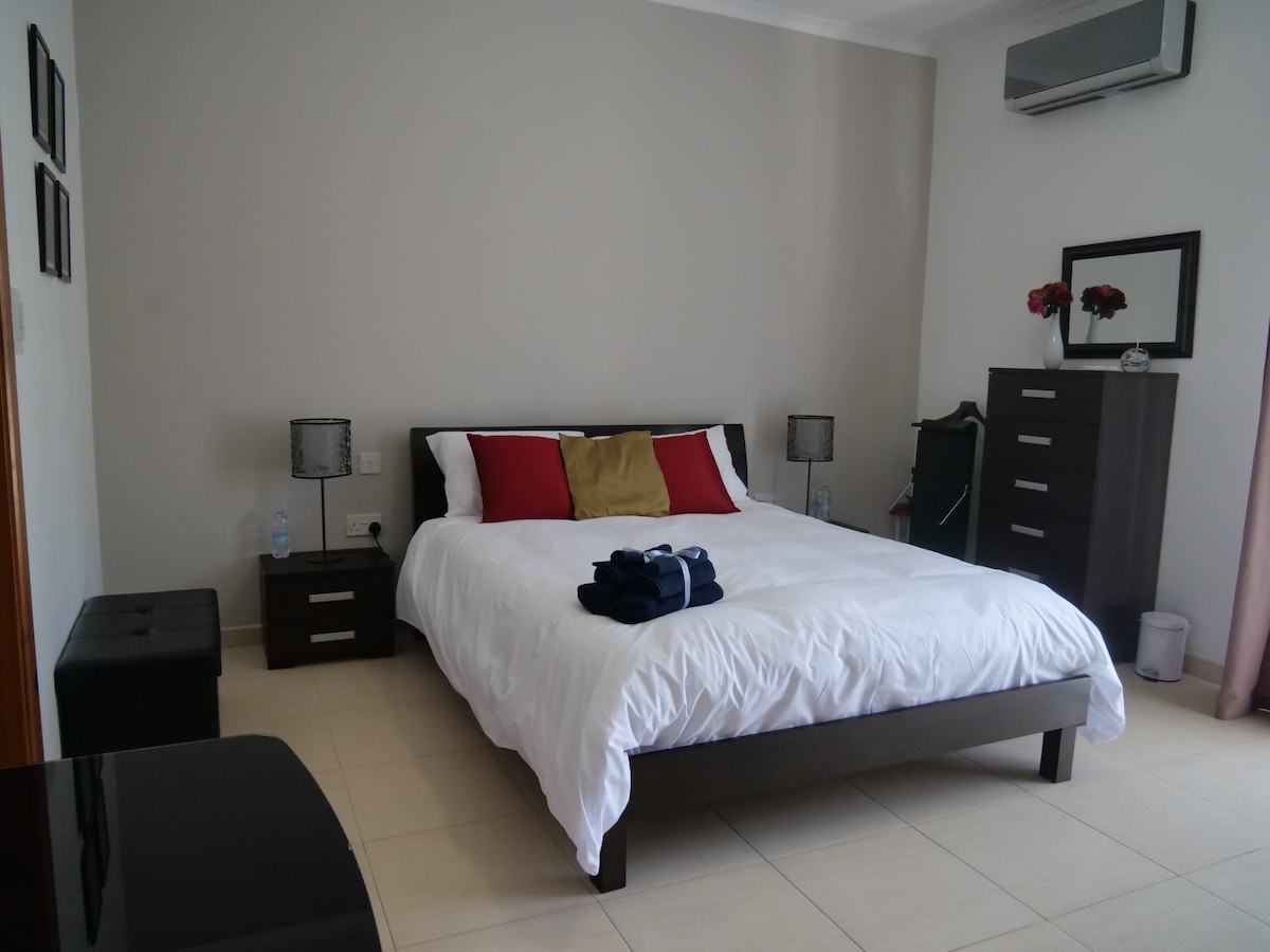 Главната спалня...със самостоятелен душ и балкон с изглед към предния път...