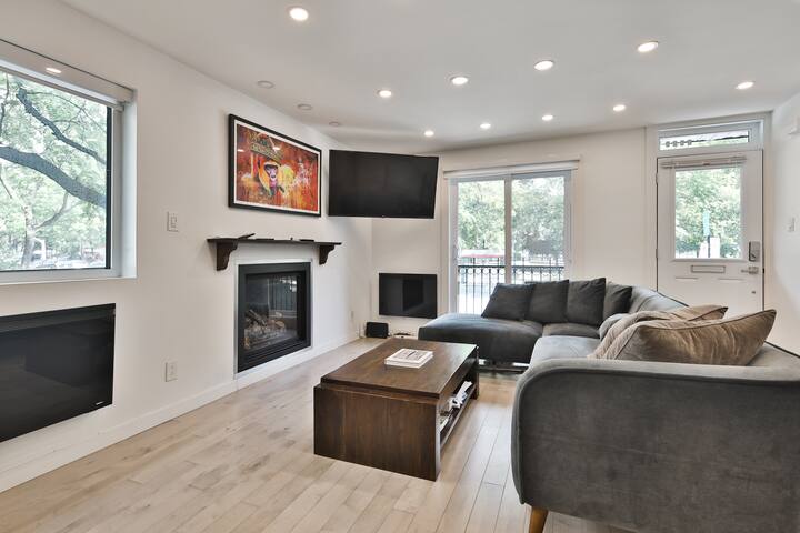 Luxury Townhome on the Park | Amazing Amenities gallery image 4