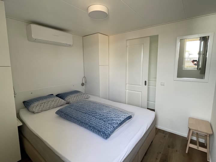 Მთავარი საძინებელი: საწოლი 160x210სმ. Შედის თეთრეული.