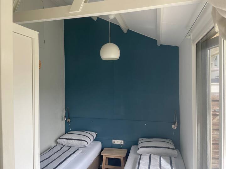 მე-2 საძინებელი 2 ერთადგილიანი საწოლით 80x160სმ. Შედის თეთრეული.