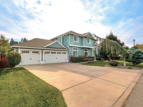 Valley villa with pool, hot tub, sauna & game room
