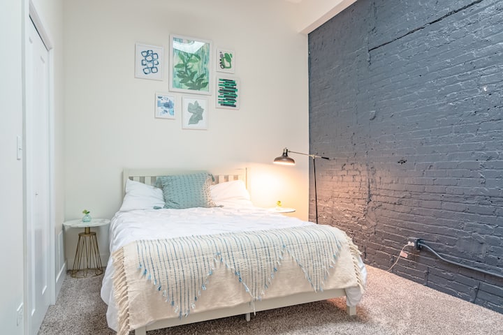 Dormitorio tamaño queen bellamente diseñado.