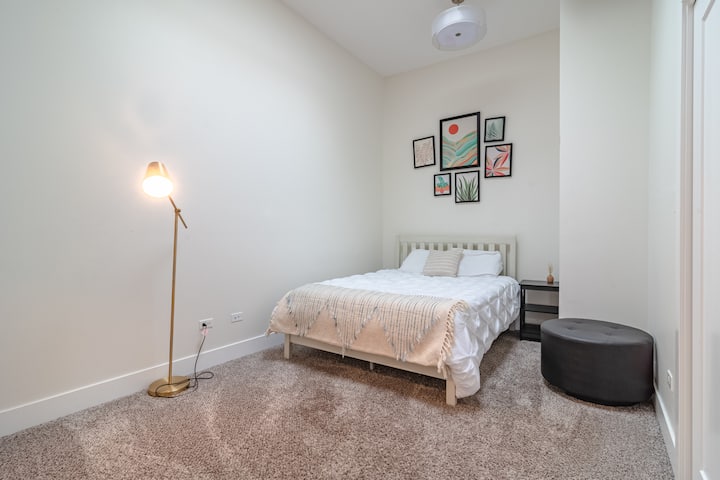 Dormitorio tamaño queen bellamente diseñado.