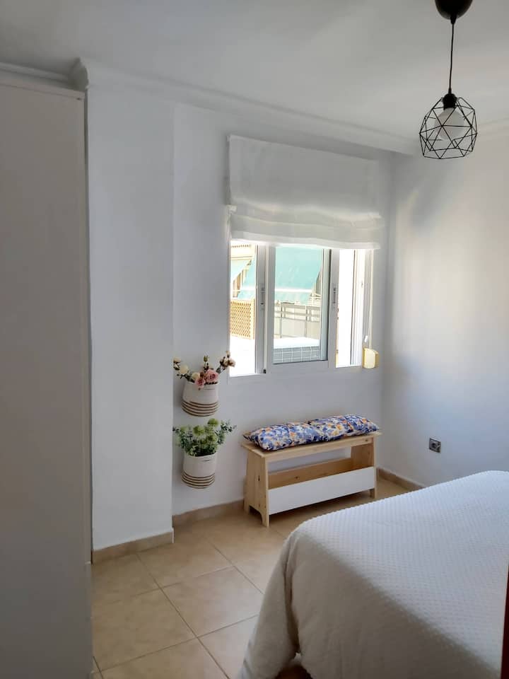 [غرفة النوم رقم 2]

سرير مزدوج الحجم في غرفة نوم جميلة  ومشرقة!

