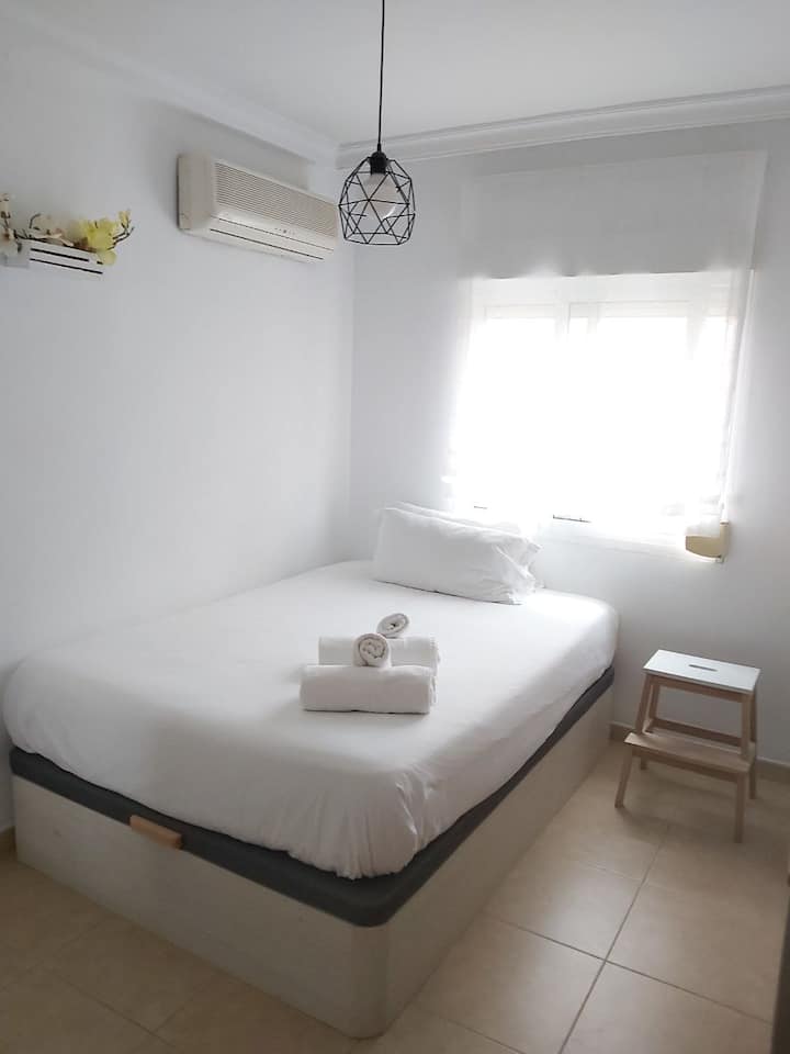 [غرفة النوم رقم 3]

سرير مزدوج الحجم في غرفة نوم ضيوف جميلة جدًا!