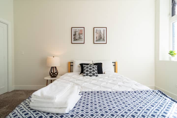 Predivno uređena spavaća soba veličine 150 - 179 cm.