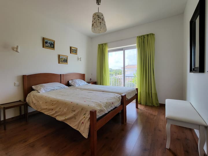 spavaća soba s dva kreveta