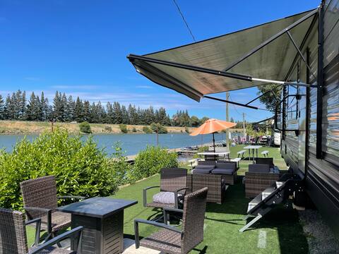 Koket Riverfront Resort - Relaxing Waterfront RV