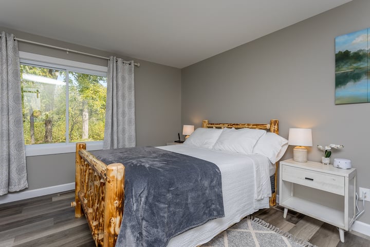 Основен апартамент с двойно легло и убийствена гледка към реката