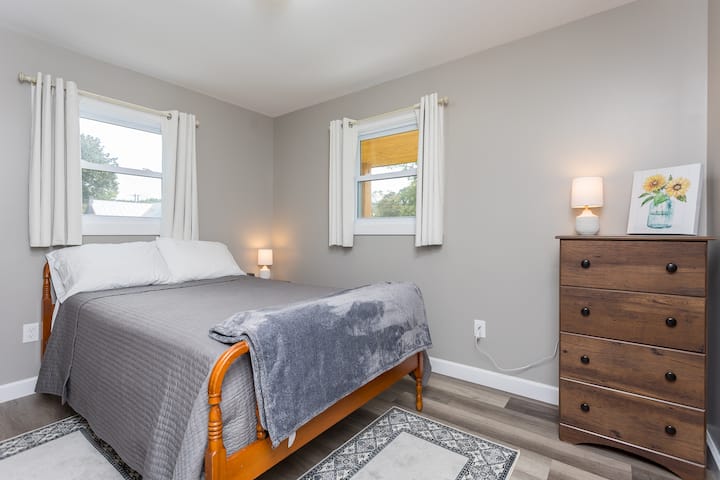 Втора спалня с пълно легло, завеси за потъмняване на стаята и озвучителна машина