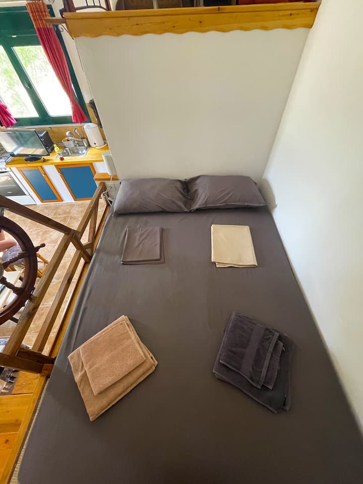 Ქვიშის და ფოთლის ორადგილიანი საწოლი.