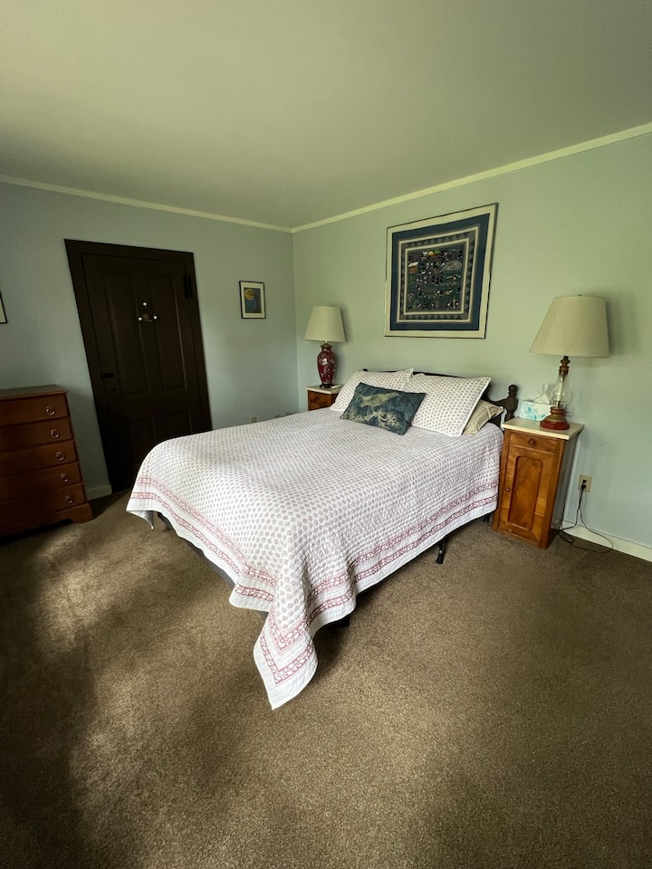 Chumba cha kulala kilicho na kitanda cha ukubwa wa malkia. Kabati kubwa.