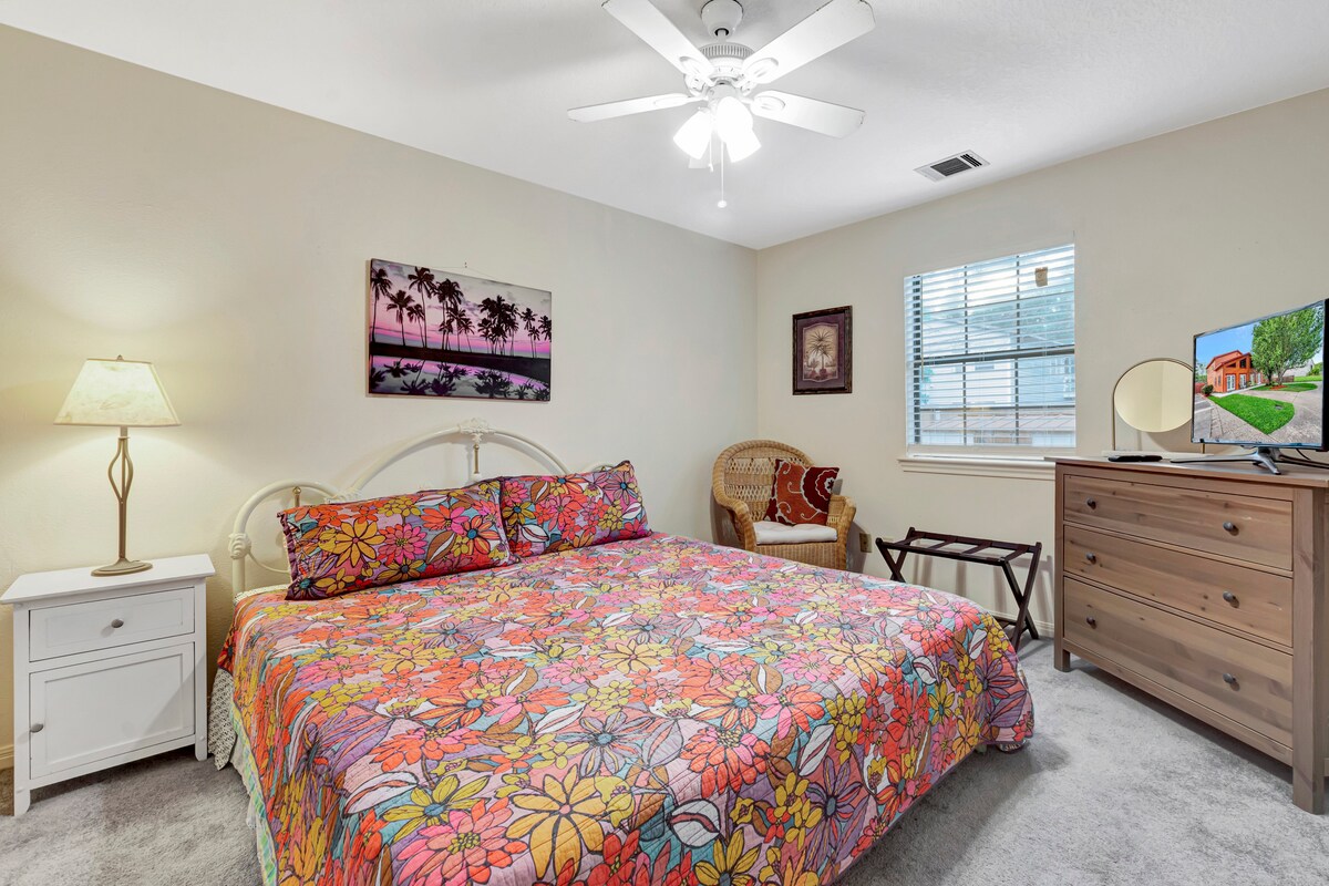 Dormitorio de abajo con cama king.