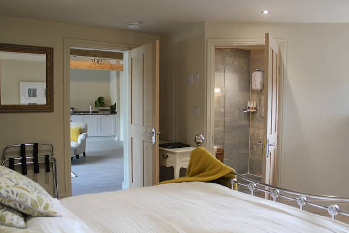 Er is een eigen doucheruimte die uit de slaapkamer op de begane grond leidt.  Dit is de enige doucheruimte in de accommodatie.   De slaapkamer boven heeft geen eigen badkamer.
De ruimte is echter comfortabel en werkt goed voor een gezin. 
