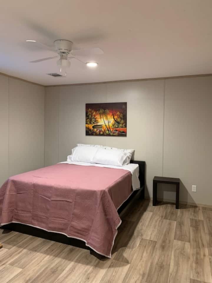 Master Bedroom - Queen bed