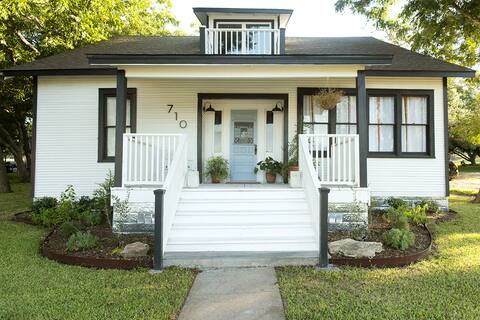 Spacious 1920s home in Burton, TX-10 mins from RT!