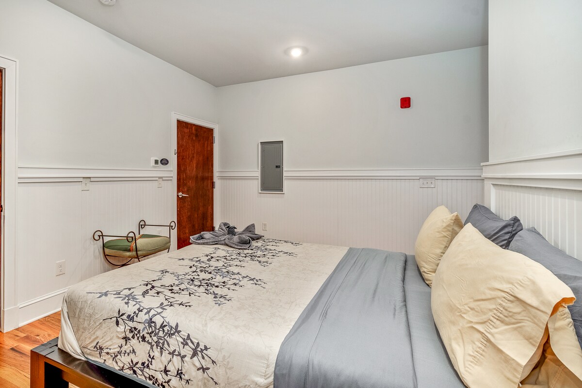 Unit 4, Queen & Sofa Beds, WiFi, Elevator@Old City