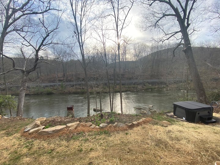 Cheerful 1-bedroom river cottage with hot tub