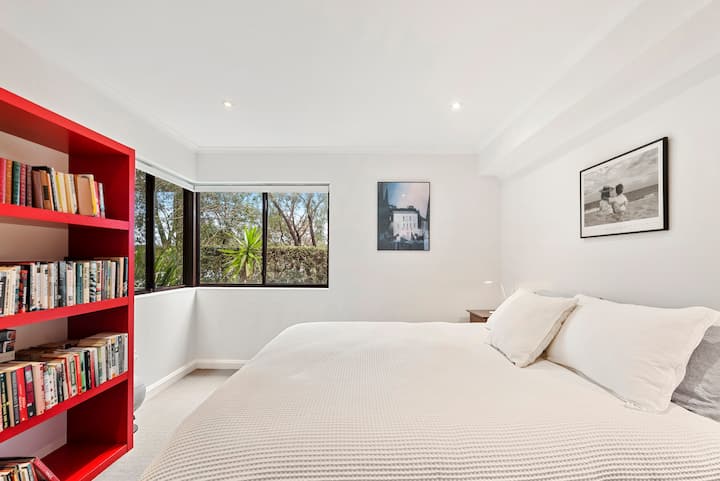 Una cama tamaño queen. Ahora se proporciona un nuevo escritorio y una silla como segundo espacio de trabajo. 