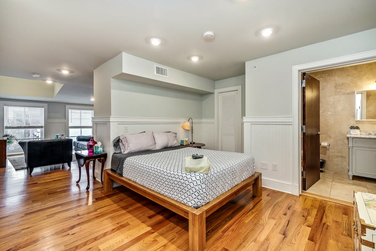 Unit 8, Queen Bed,  Fast Wi-Fi, Elevator @Old City