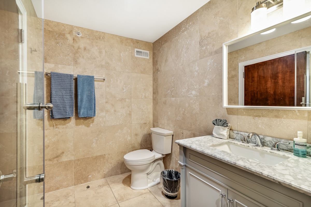 Unit 8, Queen Bed,  Fast Wi-Fi, Elevator @Old City