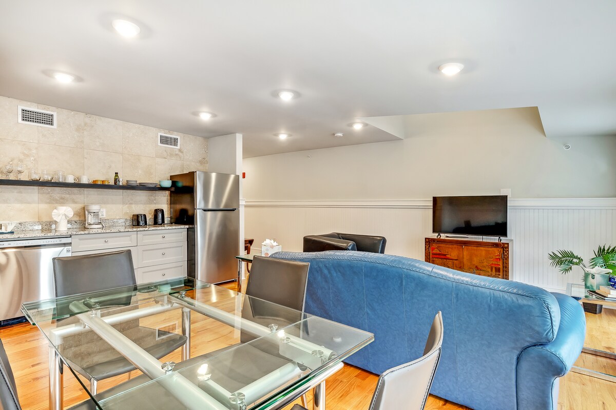 Unit 8, Queen Bed,  Fast Wi-Fi, Elevator @Old City