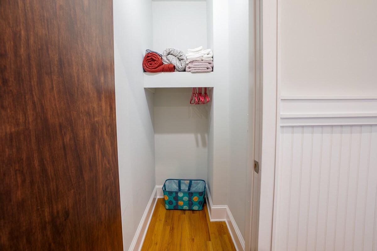 Unit 8, Queen Bed,  Fast Wi-Fi, Elevator @Old City