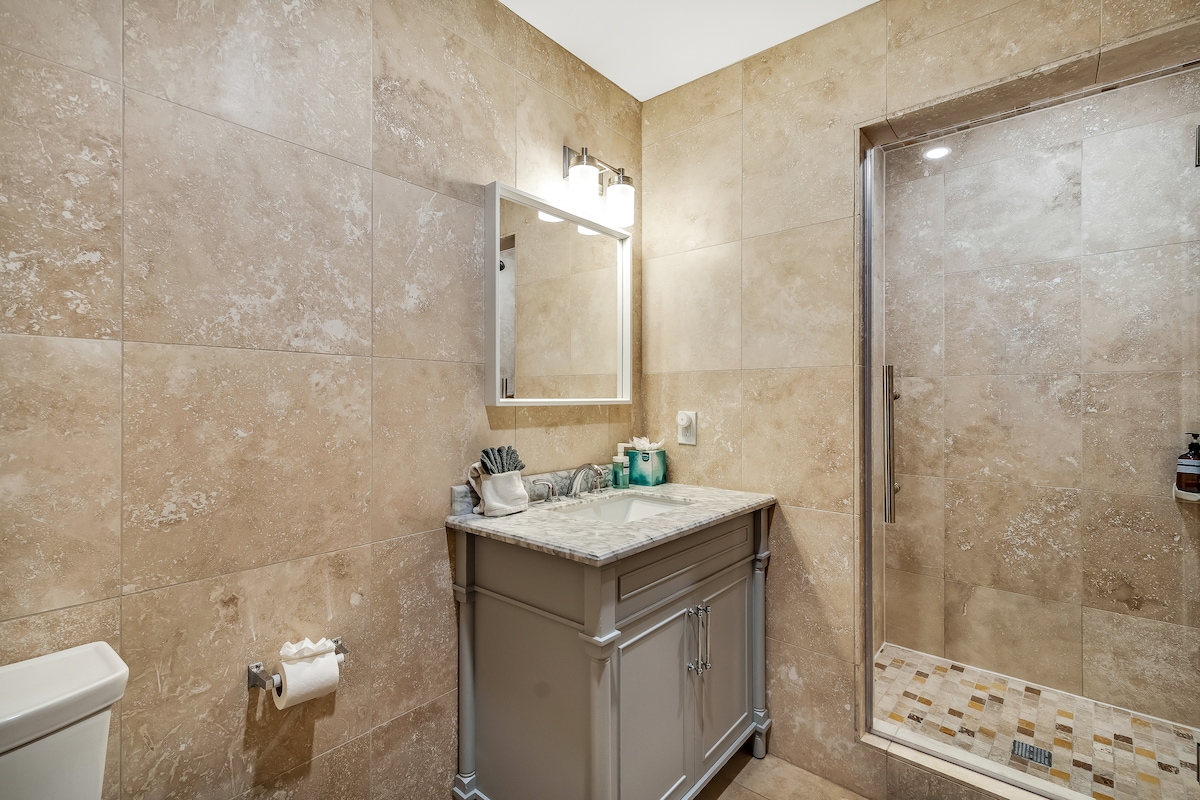 Unit 8, Queen Bed,  Fast Wi-Fi, Elevator @Old City