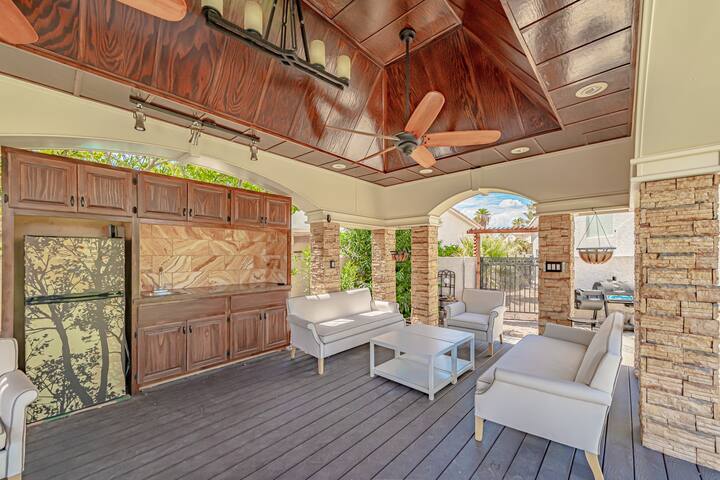 4K Beds, 3.5mi to strip! Pool wHeat/Mini Golf&Bbq! gallery image 2