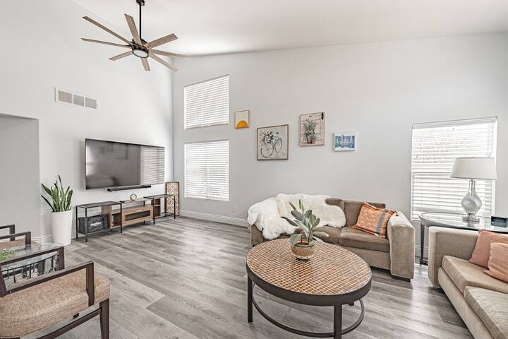 4K Beds, 3.5mi to strip! Pool wHeat/Mini Golf&Bbq! gallery image 4