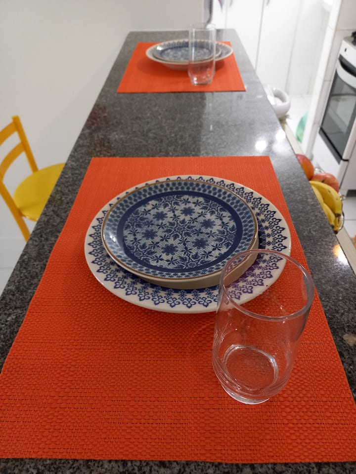 Ამერიკული სამზარეულოს სამუშაო ზედაპირები, რომელიც შესანიშნავია საჭმლის მოსამზადებლად. Ფოტოებისა და სხვა ჭურჭლის ჭურჭელი სტუმრებისთვის სრულად ხელმისაწვდომია სამზარეულოს კომბაინებში.