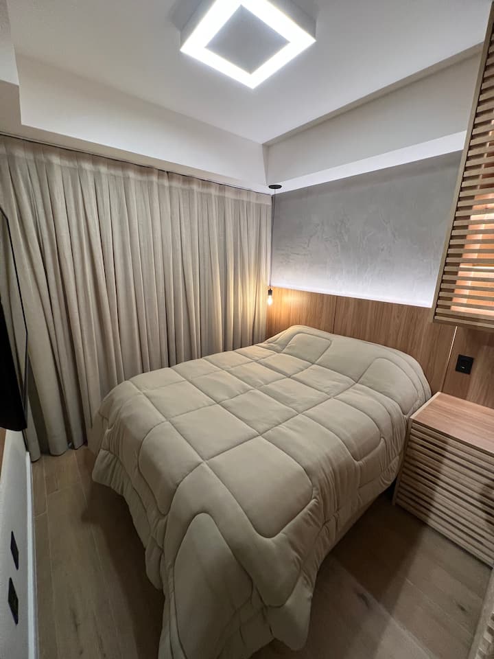 Apartmán!
Izba s manželskou posteľou, klimatizáciou (teplou aj studenou), šatníkom s vešiakmi, zásuvkami… 43-palcová inteligentná televízia s prístupom ku káblovým televíznym kanálom (vivo).
