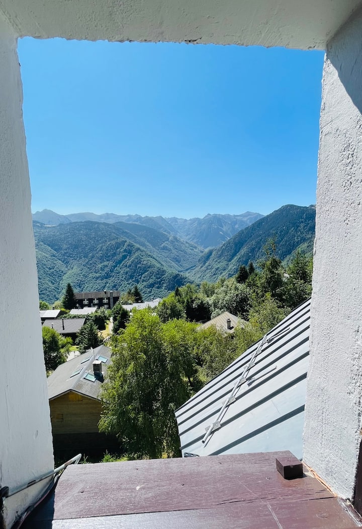 Dirisha dogo kwenye ghorofa ya kwanza litakuruhusu kufurahia mwonekano mzuri wa Ariégeois Pyrenees.