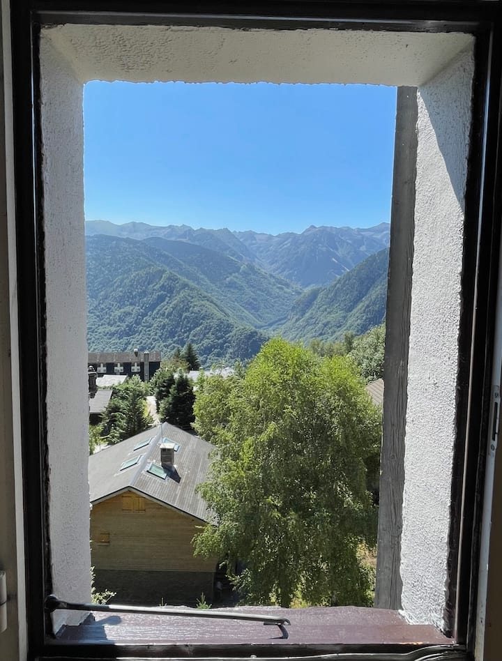 Dirisha dogo katika chumba cha kulala kwenye ghorofa ya chini litakuruhusu kufurahia mwonekano mzuri wa Pyrenees Ariégeoises.